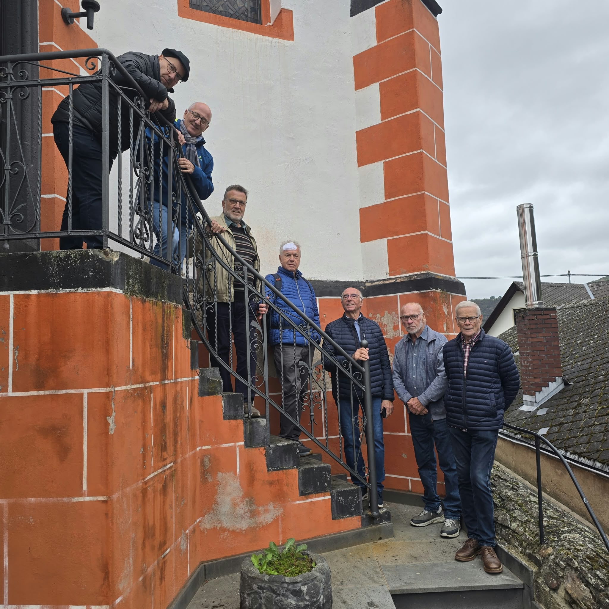 Pfarrer Oliver Laufer-Schmit und Norbert Bildhauer begutachten die Arbeiten (c) Rudi Zenz Pfarrer Oliver Laufer-Schmit und Norbert Bildhauer begutachten die Arbeiten